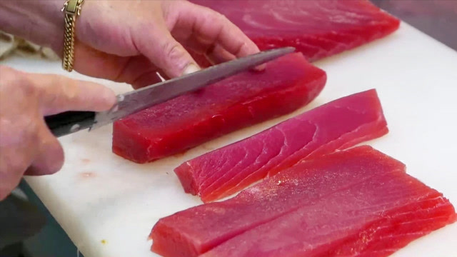 【视频】蓝鳍金枪鱼号称世界上最贵的鱼，那这一盘海鲜拼盘得花多少钱？_视频封面