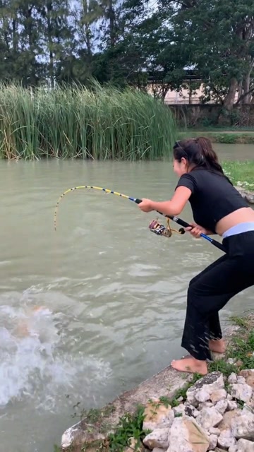 【视频】用小鱼钓大鱼，美女的技术绝对是最厉害的！_视频封面