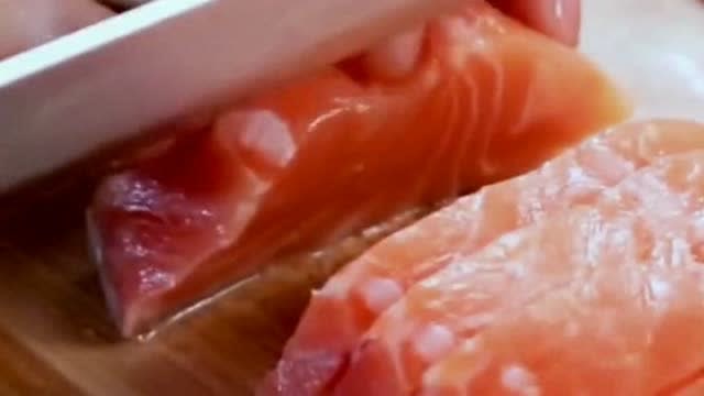 【视频】鱼界中的劳斯莱斯蓝鳍金枪鱼，一小块就价值不菲，一般人真吃不起！_视频封面