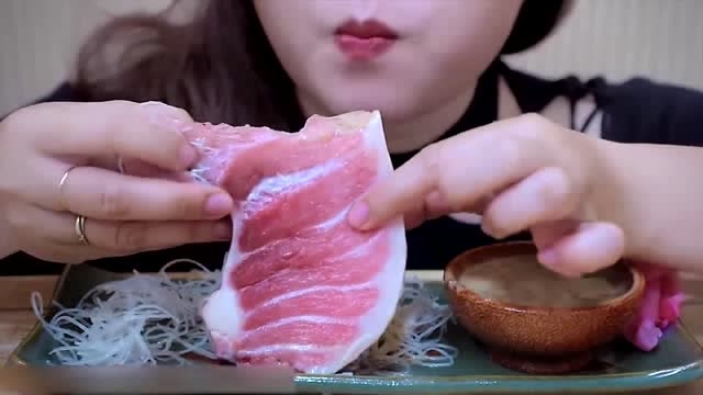 【视频】小姐姐生吃蓝鳍金枪鱼，看到这吃法，让人无语了_视频封面