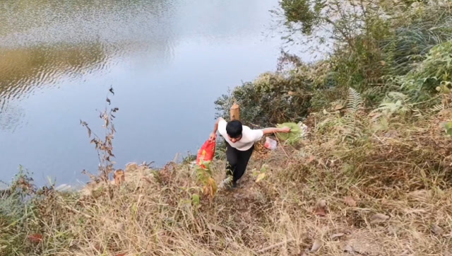 【视频】小伙到水库钓鱼，钓了4个小时感觉不对劲，看看什么情况！_视频封面
